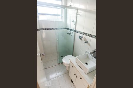 Banheiro de apartamento para alugar com 2 quartos, 64m² em São João, Porto Alegre