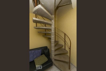 Escada de casa para alugar com 2 quartos, 85m² em São Judas, São Paulo