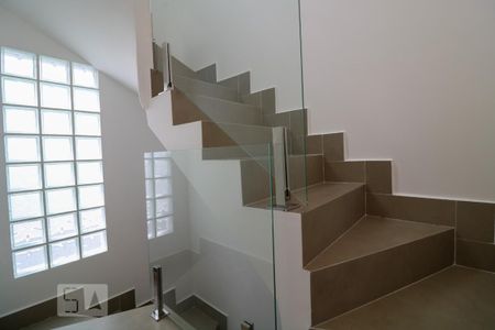 Casa de condomínio à venda com 103m², 2 quartos e 1 vaga Casa de condomínio à venda com 103m², 2 quartos e 1 vagaEscada de acesso aos dormitórios