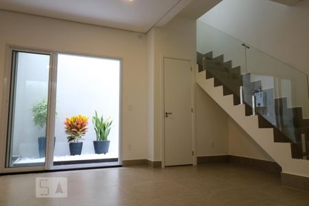 Sala e cozinha de casa de condomínio à venda com 2 quartos, 103m² em Cambuci, São Paulo