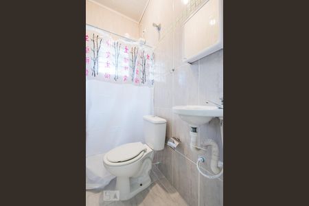 Banheiro de kitnet/studio para alugar com 1 quarto, 15m² em Vila Firmiano Pinto, São Paulo