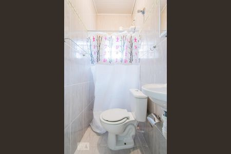 Banheiro de kitnet/studio para alugar com 1 quarto, 15m² em Vila Firmiano Pinto, São Paulo