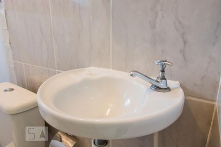 Banheiro de kitnet/studio para alugar com 1 quarto, 15m² em Vila Firmiano Pinto, São Paulo