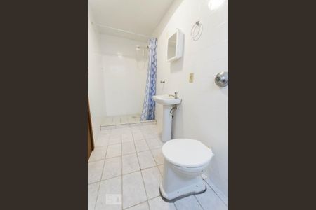 Banheiro de kitnet/studio para alugar com 1 quarto, 30m² em Petrópolis, Porto Alegre