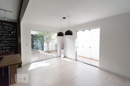 Casa para alugar com 240m², 3 quartos e 2 vagas Casa para alugar com 240m², 3 quartos e 2 vagasCozinha Sala Jantar