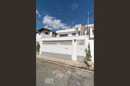 Casa para alugar com 240m², 3 quartos e 2 vagas Casa para alugar com 240m², 3 quartos e 2 vagasFachada