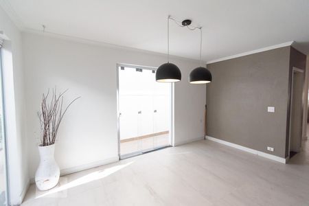 Casa para alugar com 240m², 3 quartos e 2 vagas Casa para alugar com 240m², 3 quartos e 2 vagasCozinha Sala Jantar