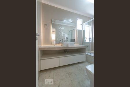 Casa para alugar com 240m², 3 quartos e 2 vagas Casa para alugar com 240m², 3 quartos e 2 vagasBanheiro Social