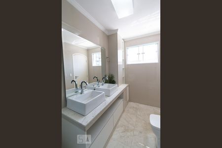 Casa para alugar com 240m², 3 quartos e 2 vagas Casa para alugar com 240m², 3 quartos e 2 vagasBanheiro Suíte 2