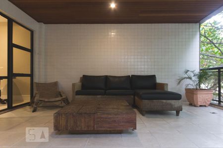 Apartamento à venda com 110m², 2 quartos e 2 vagas Apartamento à venda com 110m², 2 quartos e 2 vagasVaranda