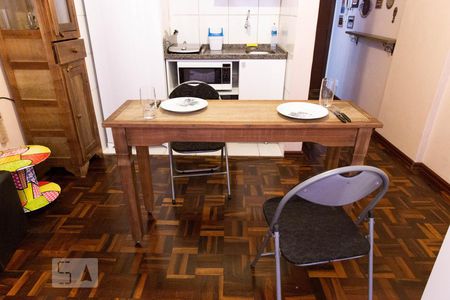 Sala de kitnet/studio para alugar com 1 quarto, 25m² em Rio Branco, Porto Alegre