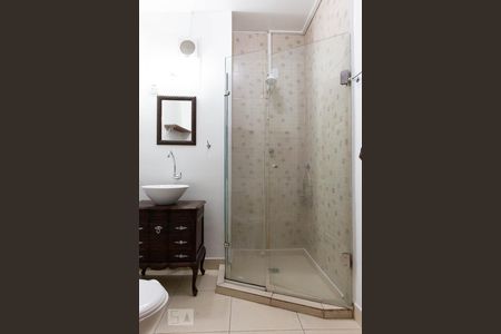 Banheiro de kitnet/studio para alugar com 1 quarto, 25m² em Rio Branco, Porto Alegre