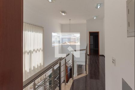 Casa de condomínio à venda com 265m², 4 quartos e 2 vagasCorredor e Escada