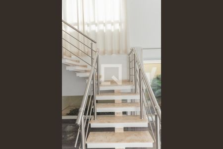 Casa de condomínio à venda com 265m², 4 quartos e 2 vagasEscada da Sala