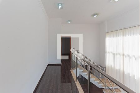 Casa de condomínio à venda com 265m², 4 quartos e 2 vagasCorredor e Escada