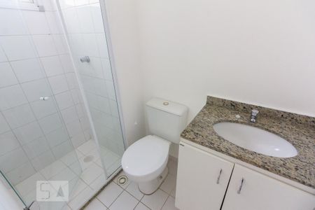 Banheiro de apartamento para alugar com 2 quartos, 48m² em Vila Anastácio, São Paulo
