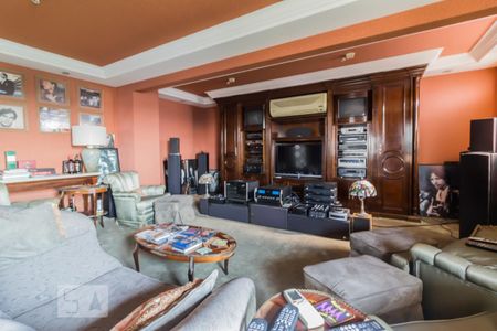 Apartamento à venda com 340m², 3 quartos e 3 vagas Apartamento à venda com 340m², 3 quartos e 3 vagasSala de televisão