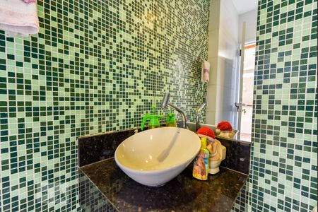 Casa à venda com 460m², 5 quartos e 5 vagas Casa à venda com 460m², 5 quartos e 5 vagasBanheiro do Espaço Gourmet e Piscina