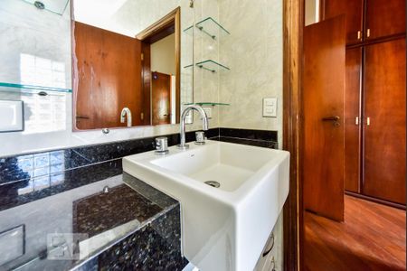 Casa à venda com 460m², 5 quartos e 5 vagas Casa à venda com 460m², 5 quartos e 5 vagasBanheiro da Suíte 5