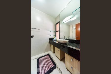 Casa à venda com 460m², 5 quartos e 5 vagas Casa à venda com 460m², 5 quartos e 5 vagasBanheiro da Suíte 4