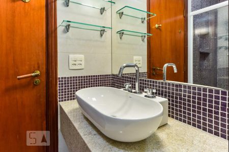 Casa à venda com 460m², 5 quartos e 5 vagas Casa à venda com 460m², 5 quartos e 5 vagasBanheiro da Suíte 1