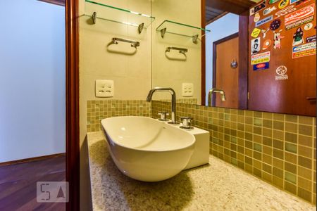 Casa à venda com 460m², 5 quartos e 5 vagas Casa à venda com 460m², 5 quartos e 5 vagasBanheiro da Suíte 2