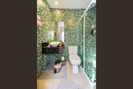 Casa à venda com 460m², 5 quartos e 5 vagas Casa à venda com 460m², 5 quartos e 5 vagasBanheiro do Espaço Gourmet e Piscina