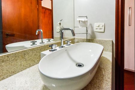 Casa à venda com 460m², 5 quartos e 5 vagas Casa à venda com 460m², 5 quartos e 5 vagasBanheiro da Suíte 3