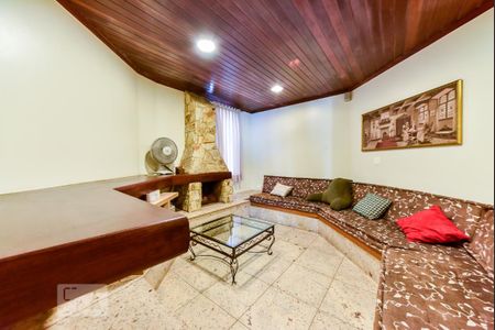 Casa à venda com 460m², 5 quartos e 5 vagas Casa à venda com 460m², 5 quartos e 5 vagasSala Íntima / Lareira