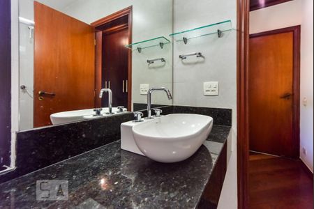 Casa à venda com 460m², 5 quartos e 5 vagas Casa à venda com 460m², 5 quartos e 5 vagasBanheiro da Suíte 4