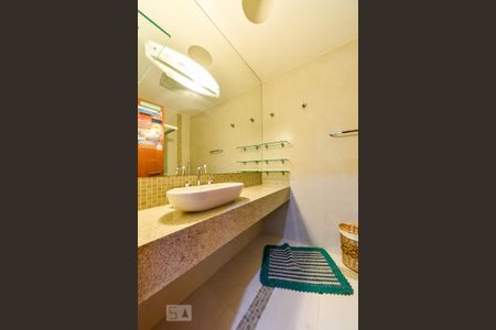 Casa à venda com 460m², 5 quartos e 5 vagas Casa à venda com 460m², 5 quartos e 5 vagasBanheiro da Suíte 2