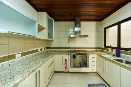 Casa à venda com 460m², 5 quartos e 5 vagas Casa à venda com 460m², 5 quartos e 5 vagasCozinha
