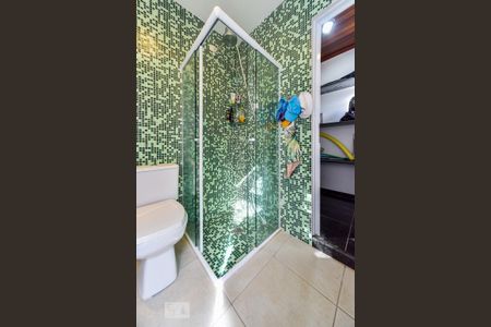 Casa à venda com 460m², 5 quartos e 5 vagas Casa à venda com 460m², 5 quartos e 5 vagasBanheiro do Espaço Gourmet e Piscina