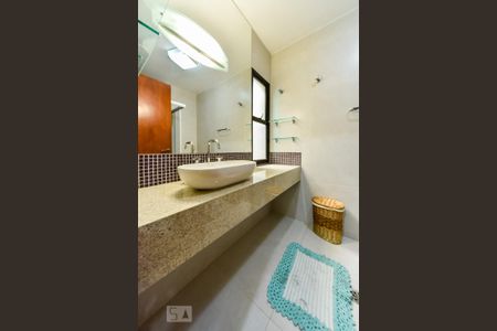 Casa à venda com 460m², 5 quartos e 5 vagas Casa à venda com 460m², 5 quartos e 5 vagasBanheiro da Suíte 1