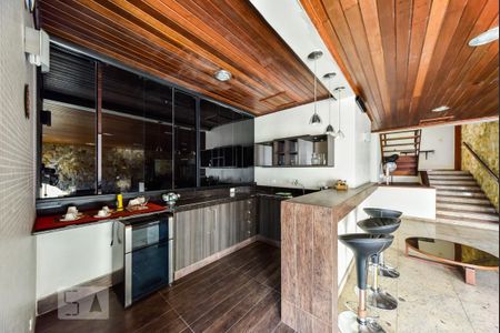 Casa à venda com 460m², 5 quartos e 5 vagas Casa à venda com 460m², 5 quartos e 5 vagasSala