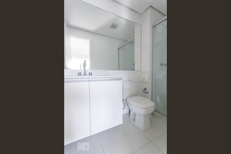 Banheiro de apartamento à venda com 1 quarto, 44m² em Rio Branco, Porto Alegre