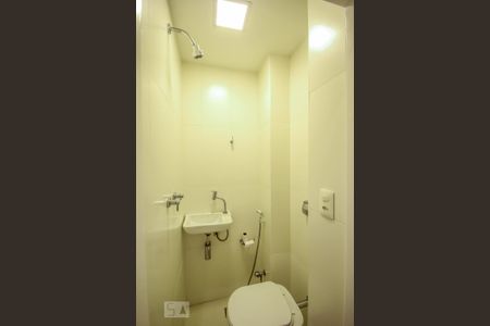 Lavabo de apartamento para alugar com 1 quarto, 60m² em Copacabana, Rio de Janeiro