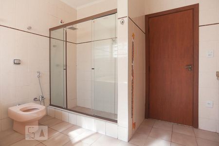 Casa à venda com 240m², 4 quartos e 5 vagasBanheiro da suíte 1