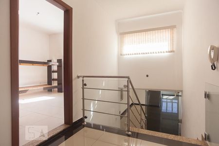 Escada de casa para alugar com 4 quartos, 240m² em Jardim Leonor, Campinas