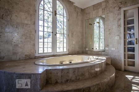 Casa à venda com 500m², 4 quartos e 4 vagasBanheiro suíte  detalhe