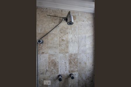 Casa à venda com 500m², 4 quartos e 4 vagasBanheiro suíte 3 detalhe