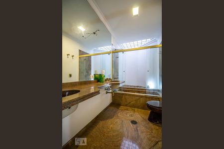 Banheiro social de casa à venda com 4 quartos, 500m² em Alto de Pinheiros, São Paulo