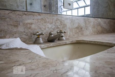 Casa à venda com 500m², 4 quartos e 4 vagasBanheiro suíte 4 detalhe