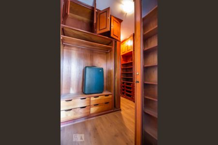 Casa à venda com 500m², 4 quartos e 4 vagasQuarto suíte 1 closet feminino