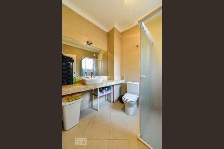 Casa à venda com 240m², 3 quartos e 5 vagasBanheiro da Suíte 1