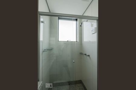 Chuveiro Banheiro Social de apartamento para alugar com 2 quartos, 73m² em Funcionários, Belo Horizonte