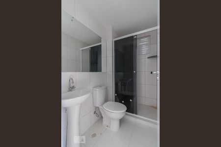 Banheiro de apartamento para alugar com 1 quarto, 34m² em Portão, Curitiba