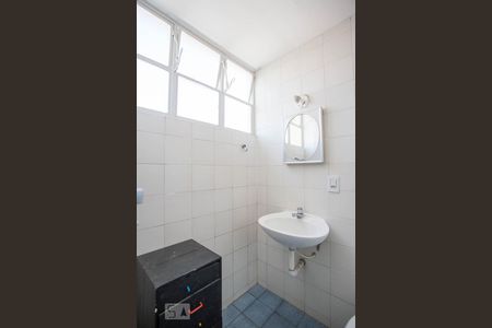 Banheiro de apartamento à venda com 1 quarto, 40m² em Santo Antônio, Porto Alegre