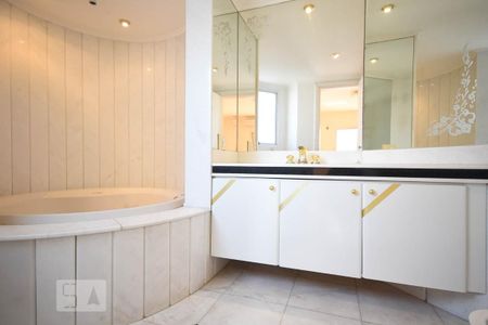 Apartamento para alugar com 209m², 3 quartos e 3 vagas Apartamento para alugar com 209m², 3 quartos e 3 vagasBanheiro Suíte 2