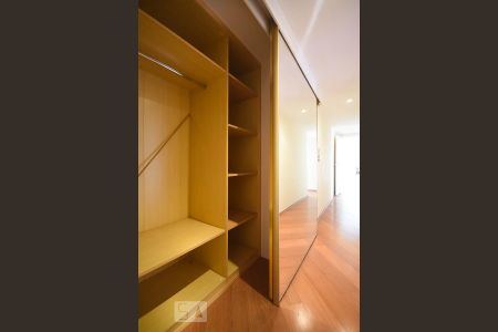 Apartamento para alugar com 209m², 3 quartos e 3 vagas Apartamento para alugar com 209m², 3 quartos e 3 vagasArmário do Corredor